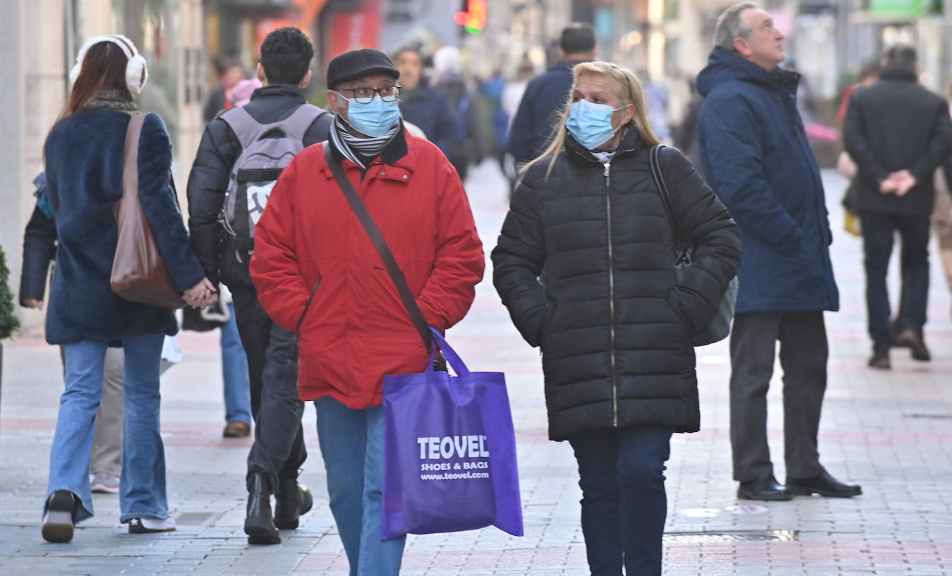 Ciudadanos con mascarilla protectora en las calles de Valladolid.