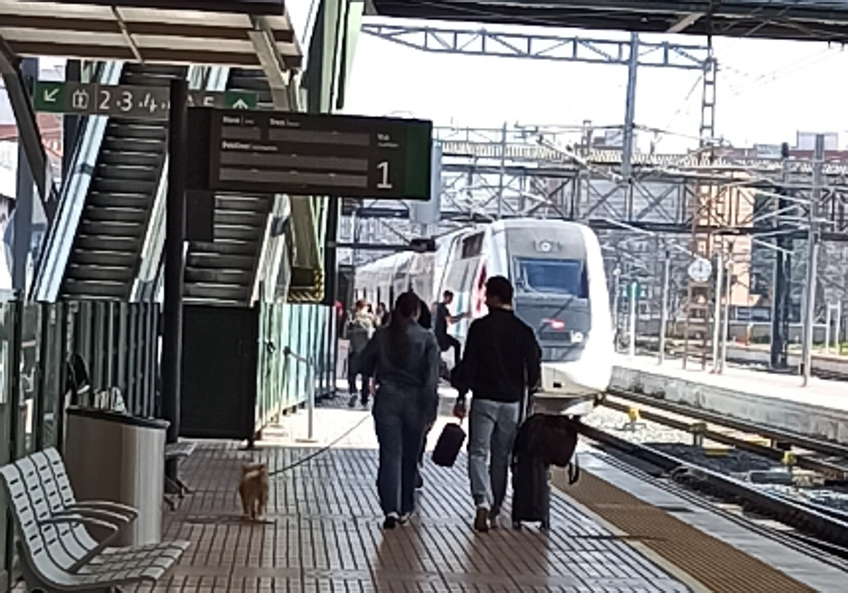 Una pareja con billetes se dirige al tren de Ouigo en la estación de Valladolid Campo Grande.