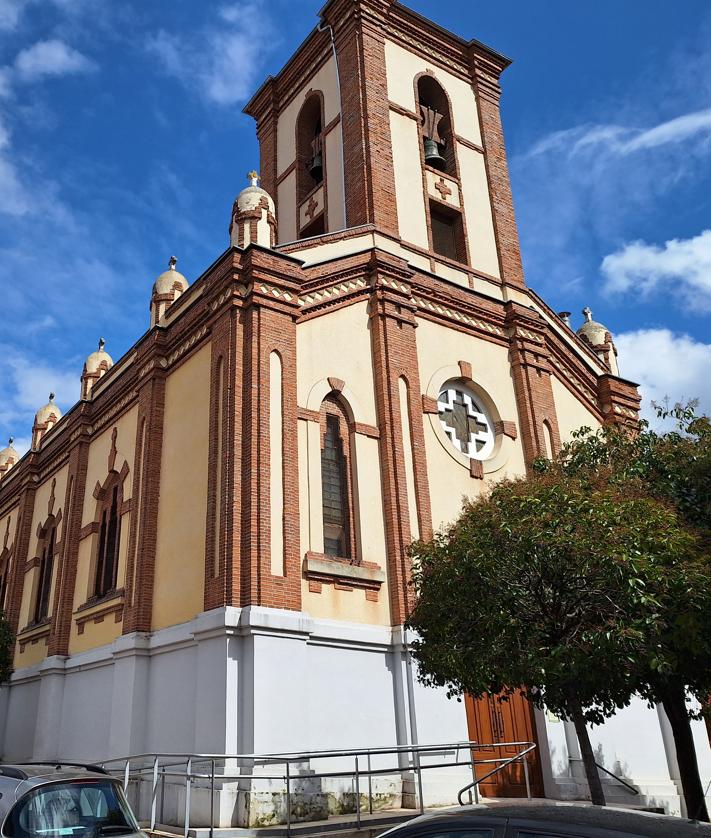 Imagen secundaria 2 - En la imagen más grande, la plaza de San Juan; en las dos más pequeñas, la fachada del Colegio de San Albano o de los Ingleses y la iglesia de San Juan Bautista.