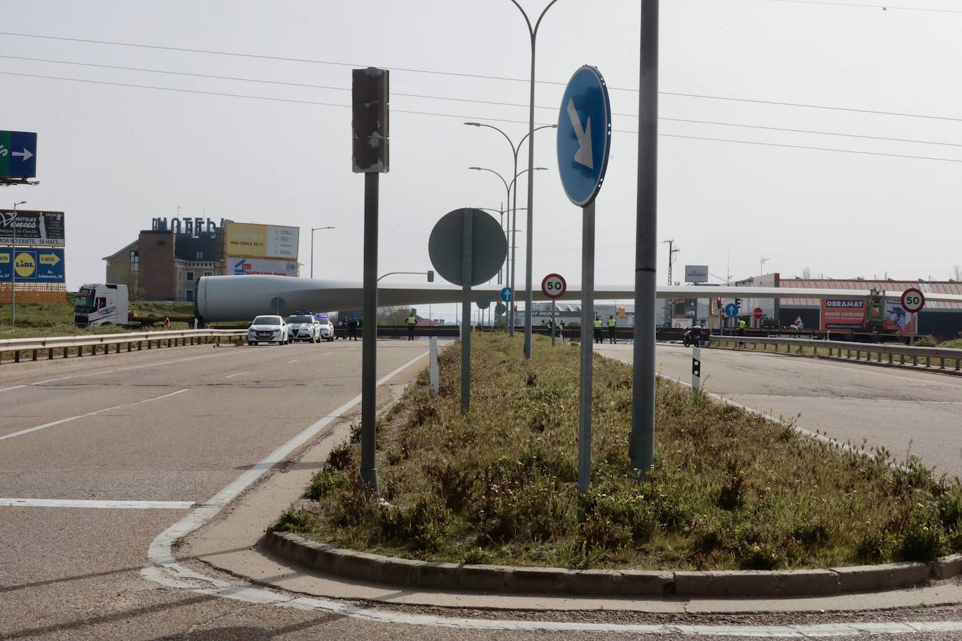 Tres camiones cargados con palas eólicas se atascan en la N-601 en Valladolid