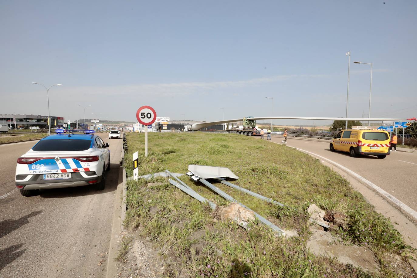 Tres camiones cargados con palas eólicas se atascan en la N-601 en Valladolid