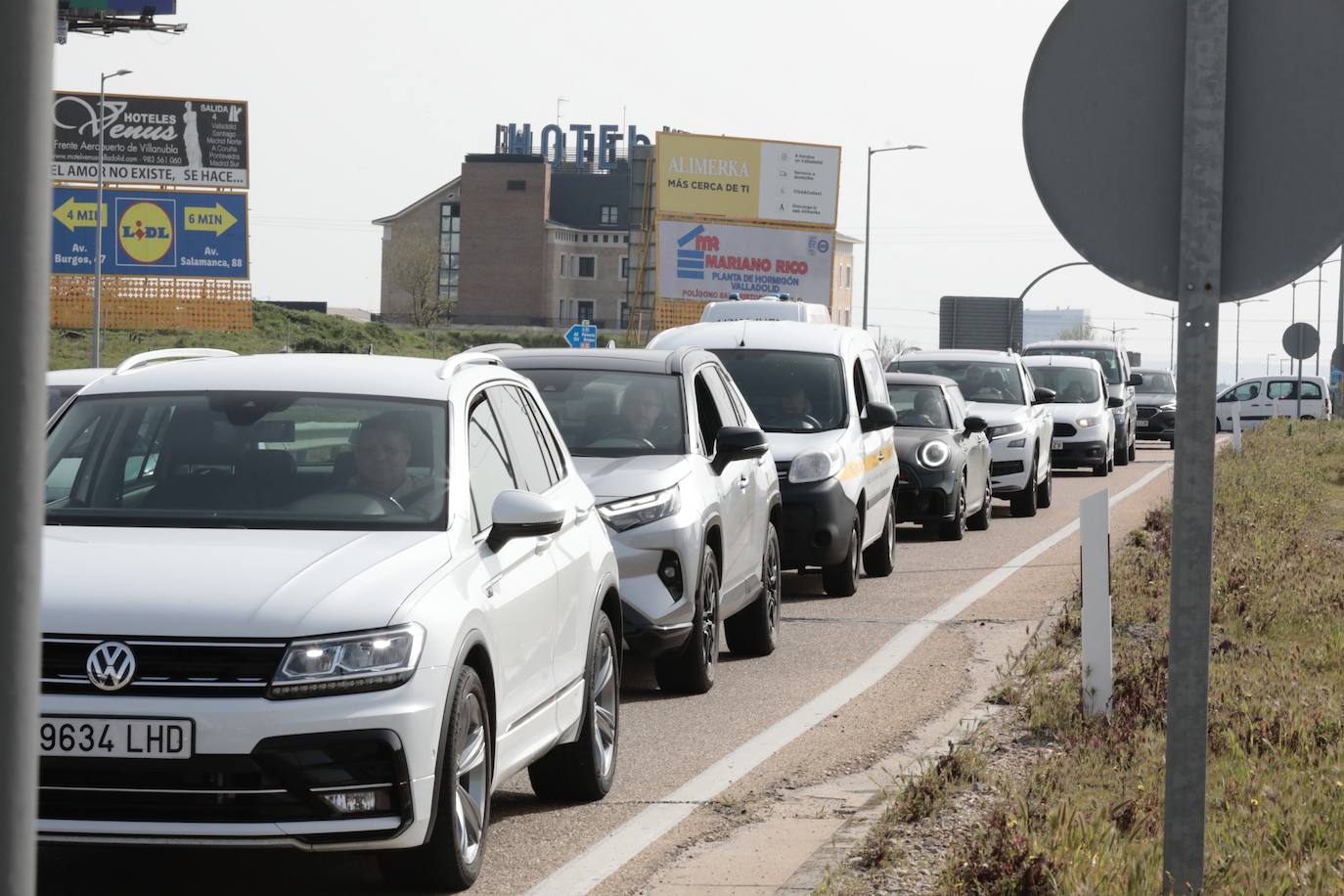 Tres camiones cargados con palas eólicas se atascan en la N-601 en Valladolid