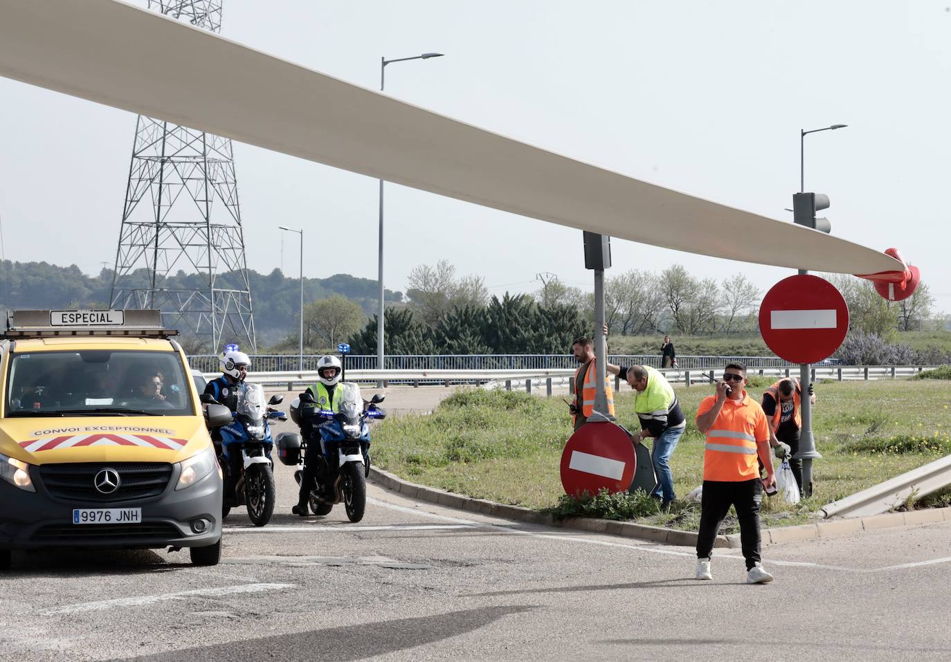 Tres camiones cargados con palas eólicas se atascan en la N-601 en Valladolid