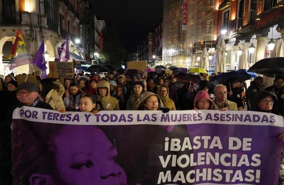 Manifestantes portan una pancarta en recuerdo de Teresa durante la movilización del 8M en Valladolid.