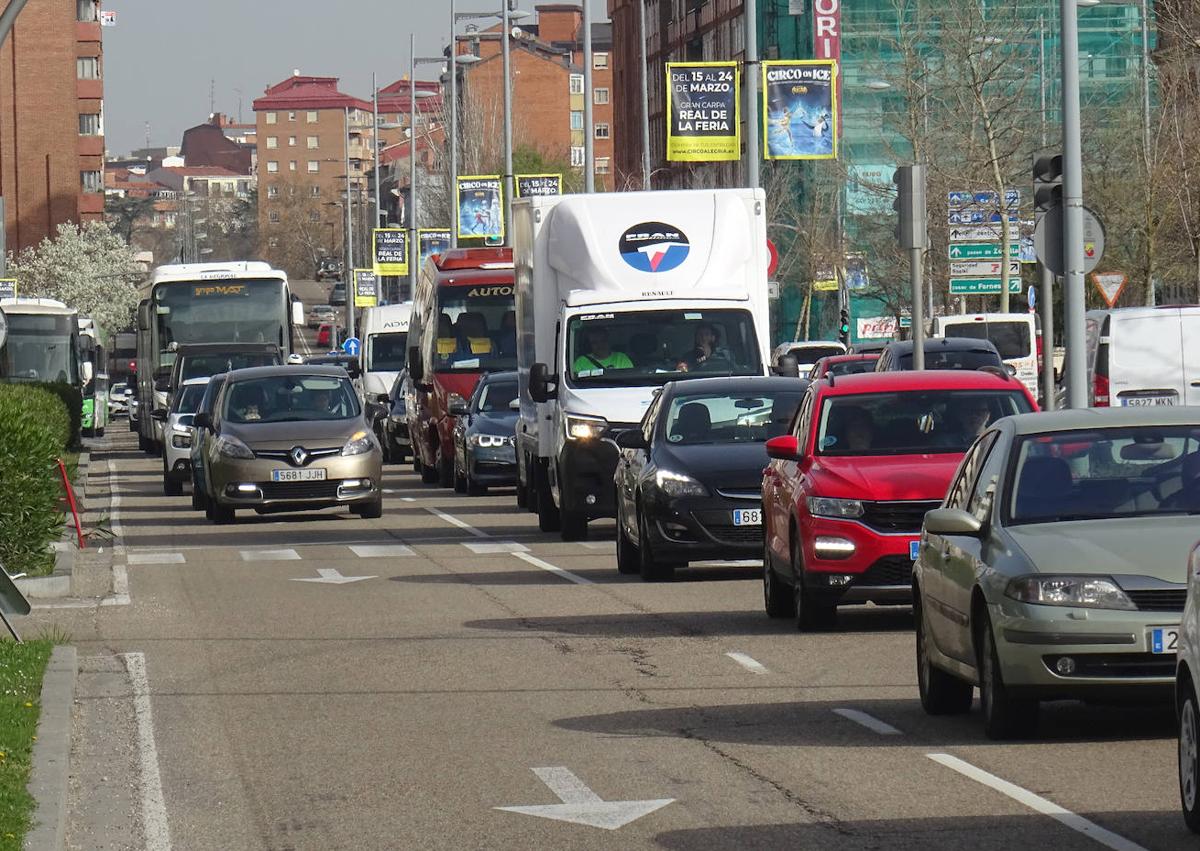 Imagen secundaria 1 - Trabajos para alinear la calzada del paseo del Arco de Ladrillo y retenciones por el corte de un carril en sentido de salida de la ciudad.