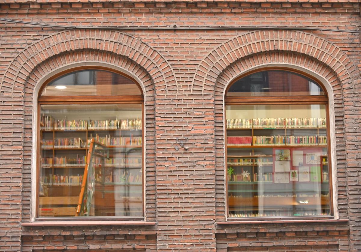 Edificio de la biblioteca Martín Abril en la plaza de España.