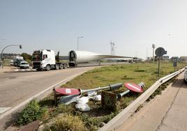 Tres camiones cargados con palas eólicas se atascan en la N-601 en Valladolid