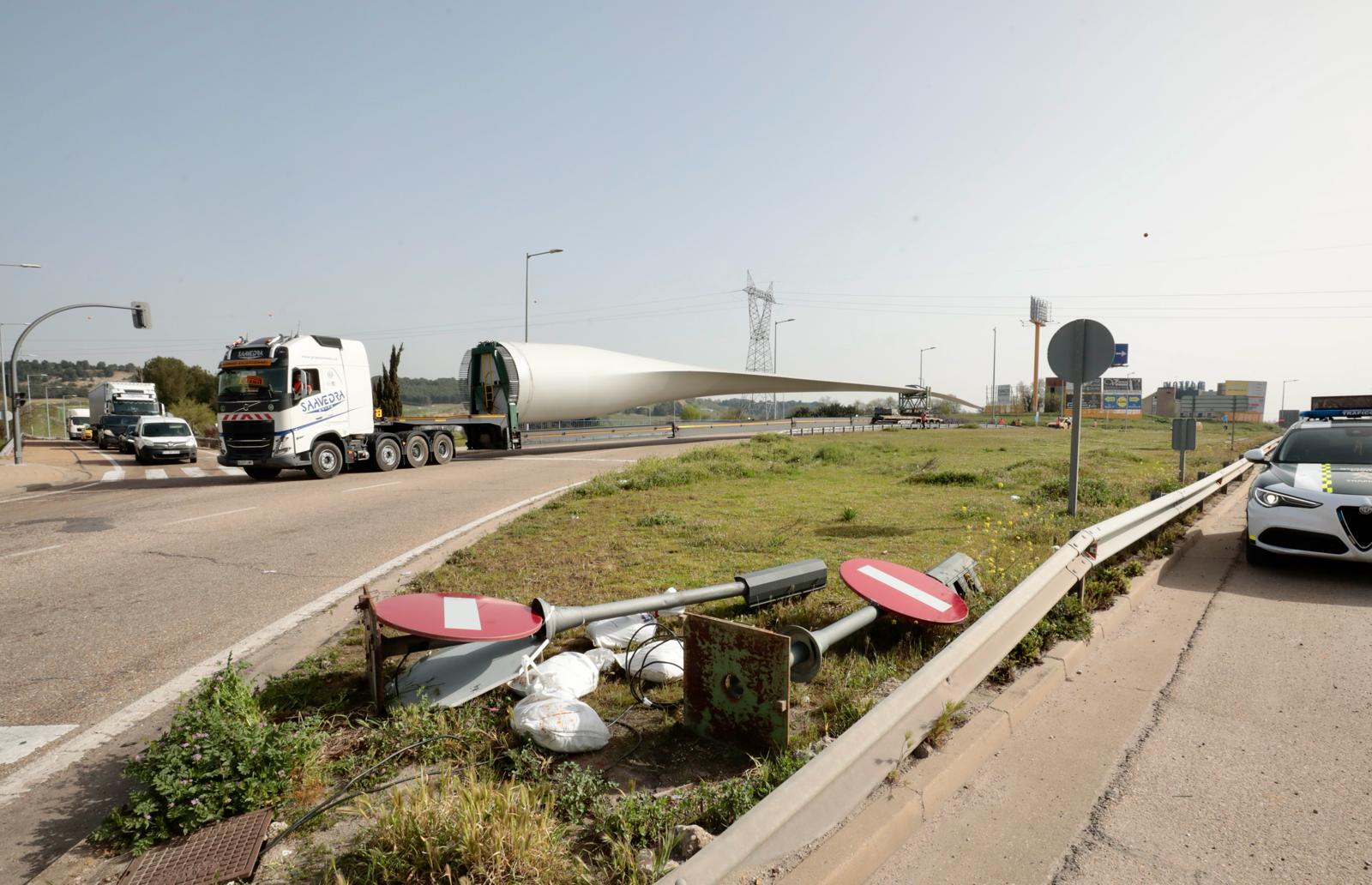 Tres camiones cargados con palas eólicas se atascan en la N-601 en Valladolid