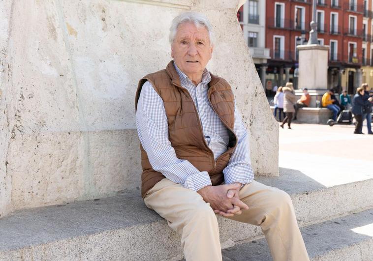 Celso Almuiña en la Plaza Mayor de Valladolid.