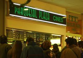 Colas en la taquilla de los cines del Parquesol Plaza, en una imagen de archivo de 2002.