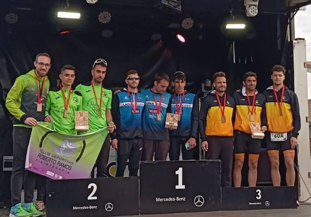 Los 3 equipos ganadores del Regional de Duatlón por Relevos posando con los trofeos.