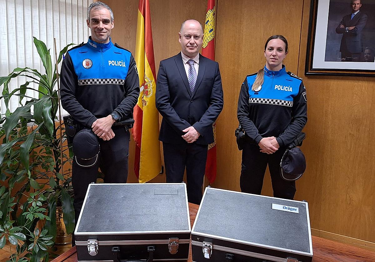 Entrega de los alcoholímetros a la Policía Local de Villamuriel de Cerrato y de Venta de Baños, este miércoles.