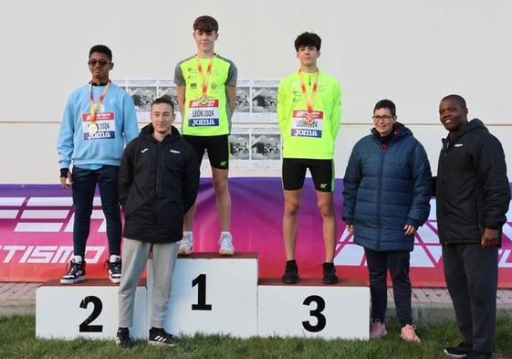 Jorge Vaquerizo e Iván García en el podio de jabalina Sub-18 junto con el segundo clasificado.