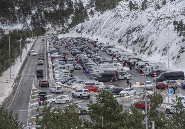 El aparcamiento de Navacerrada,, a rebosar uno de los días de apertura de la estación de esquí.