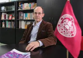 Jesús Valero, en su despacho de la Facultad de Educación.