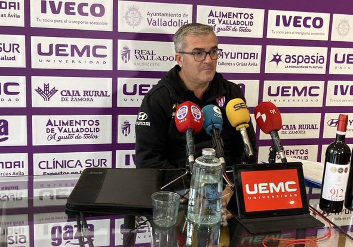 Paco García, en la rueda de prensa previa al choque con el Melilla, este miércoles.