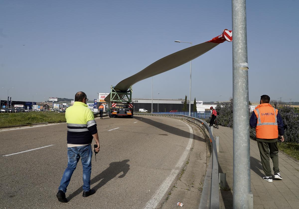 Palas eólicas atascadas en la N-601 en Zaratán, este miércoles.