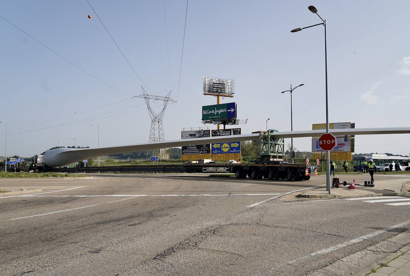 Tres camiones cargados con palas eólicas se atascan en la N-601 en Valladolid