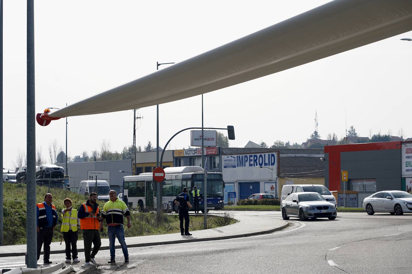 Tres camiones cargados con palas eólicas se atascan en la N-601 en Valladolid