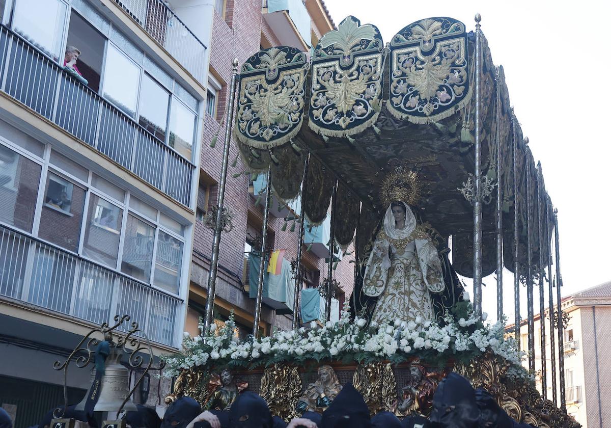 La Virgen de la Vera Cruz desfila en la Oración en el Huerto.