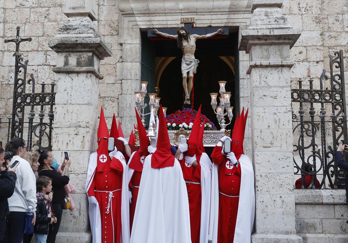 El Cristo de la Misericordia sale de la Compañía.