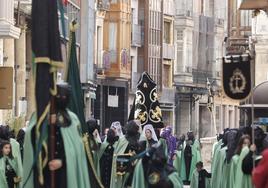 La Virgen avanza cubierta hacia la Plaza Mayor.