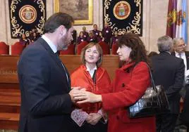 Carmen Vaquero, entre Óscar Puente y Ana Redondo durante la investidura como honoris causa de Josep Borrell.