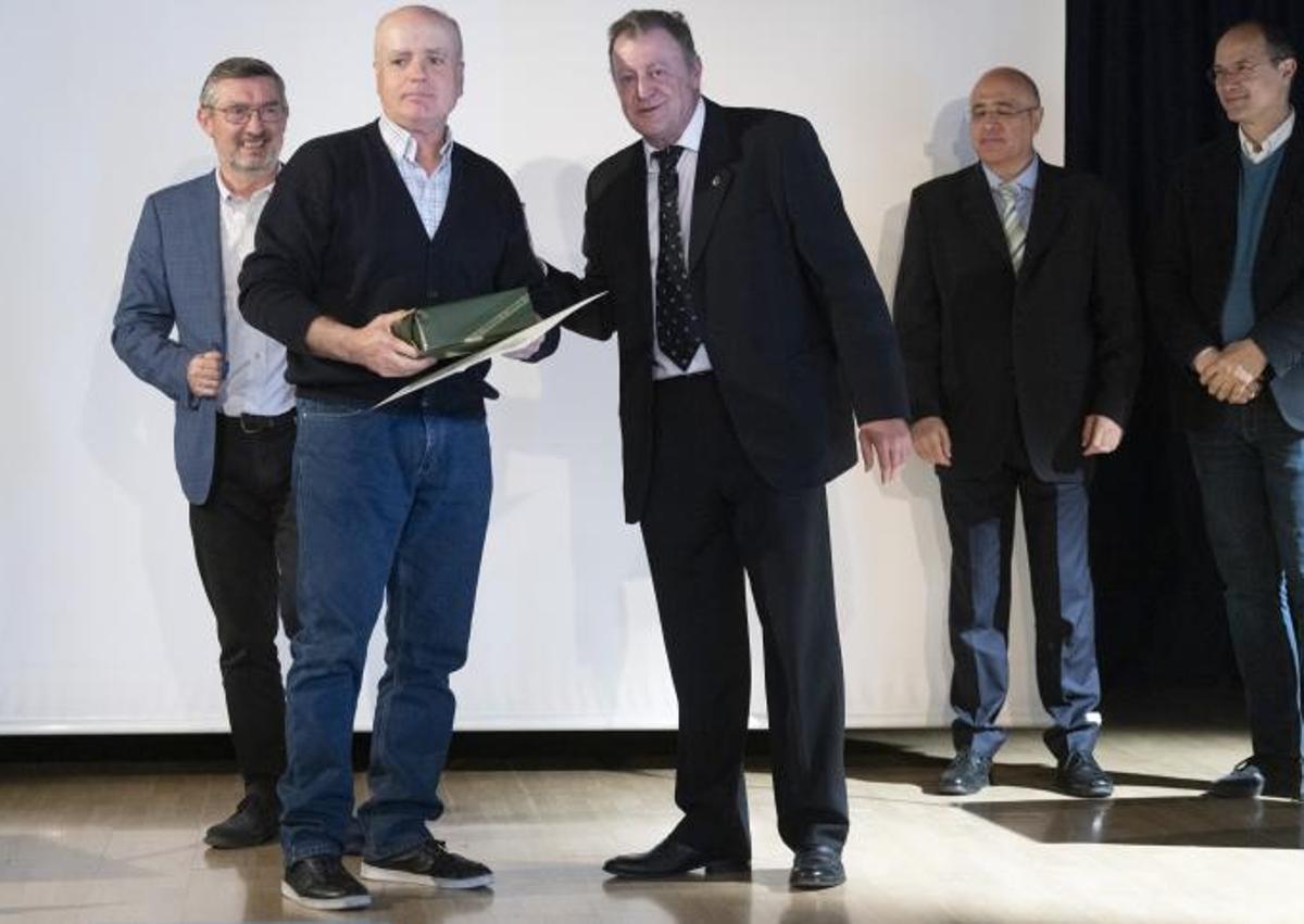 Imagen secundaria 1 - Soledad Río, Jacinto Miguel y José Luis Gil recogen el diploma.