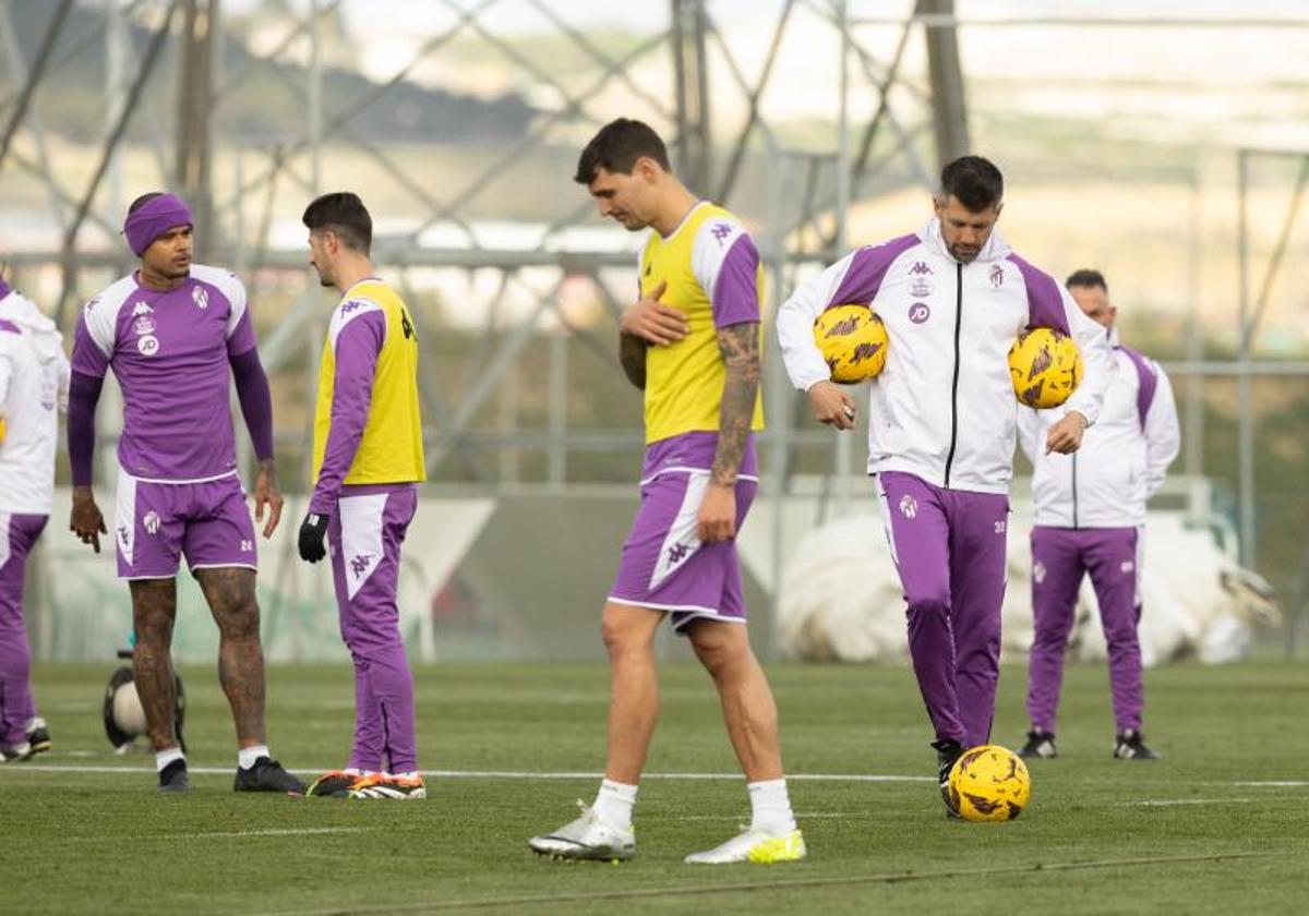 Pezzolano (derecha), durante un entrenamiento en los Anexos con el Real Valladolid.