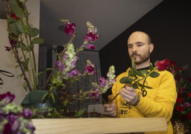 Jorge Ramírez, dueño de la floristería La Flor de la Campiña preparando adornos de Semana Santa.