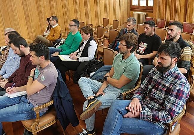 Miembros de la Policía Local entre el público del pleno.