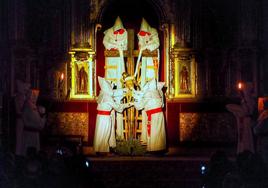 Cofrades del Cristo de la Buena Muerte y del Santo Sepulcro descienden la imagen articulada del crucificado.