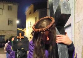 Representación viviente de Jesús con la Cruz.