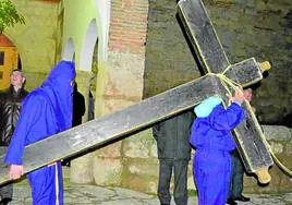 El Viernes Santo procesiona la gran Cruz Penitencial de madera, cargada por dos penitentes, ayudados por un niño vestido de ángel.