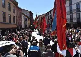 Desfile de Pendones, uno de los actos que más público atrae a las calles de Cervera de Pisuerga.