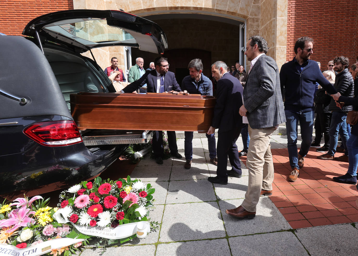 Multitudinario adiós a David Nieto