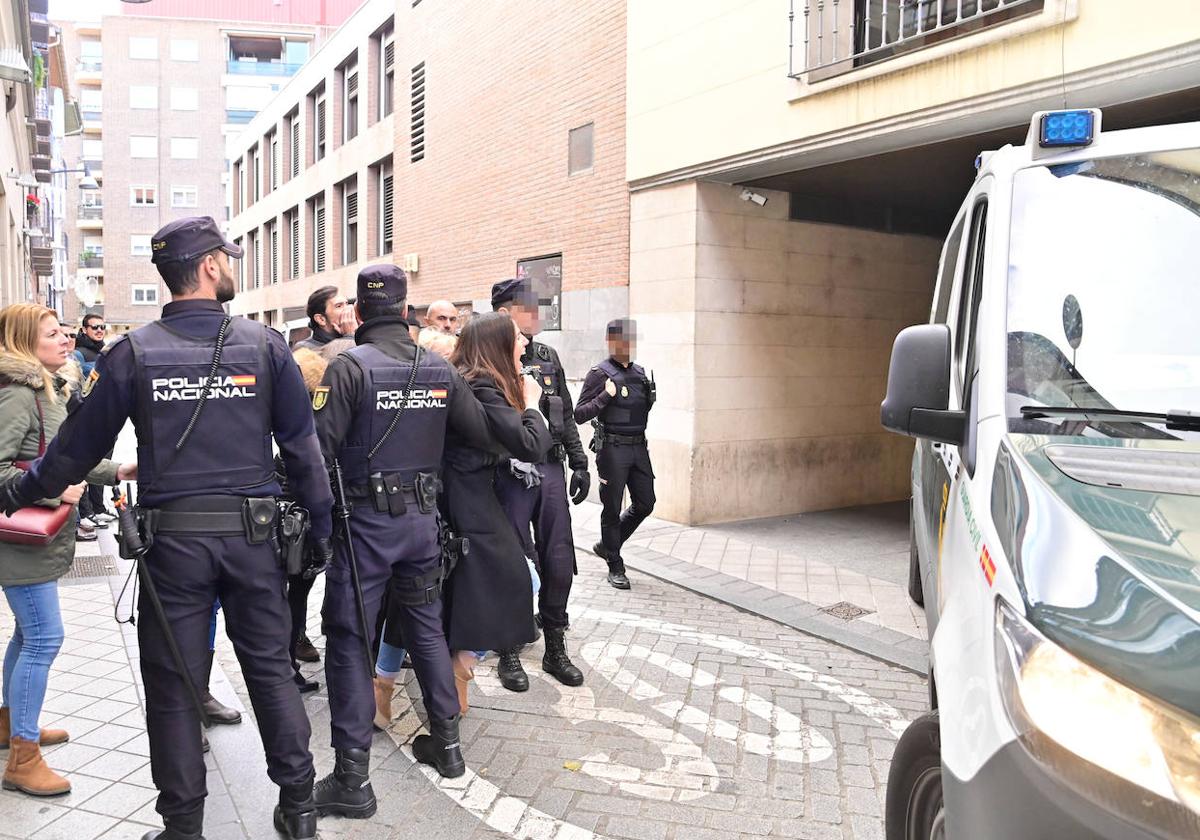 Salida de los juzgados de David Maroto en furgón de la Guardia Civil.