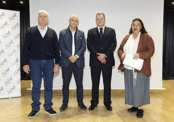 Tres colaboradores premiados por la Aemet junto al Delegado Territorial, Manuel Mora.