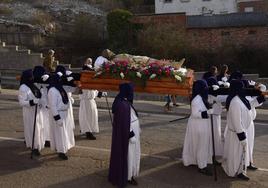 Cofrades portan el Cristo Yacente el Viernes Santo.