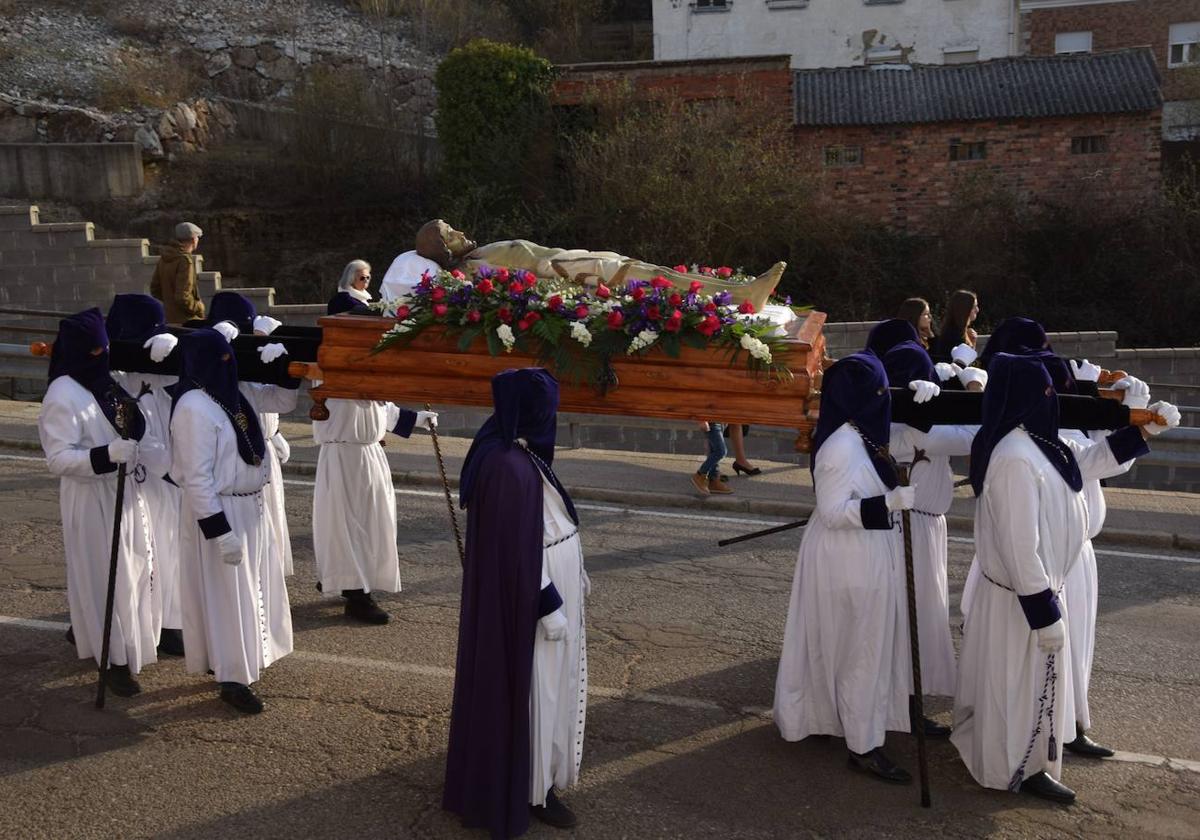 Cofrades portan el Cristo Yacente el Viernes Santo.