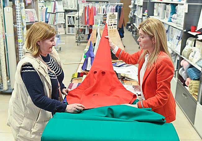 La modista Luisa Yustos y Gloria Ruiz, comerciante de telas en Tejidos Araceli