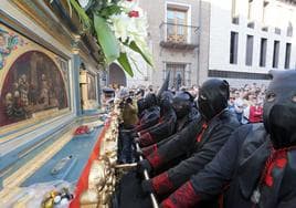 Uno de los últimos presos indultados en Valladolid, empuja la carroza con otros cofrades en Jueves Santo de 2014.
