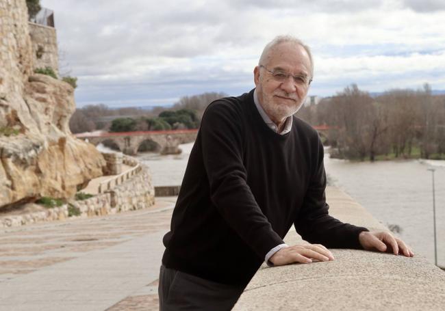 Luis Felipe Delgado de Castro fotografiado para la entrevista con el Duero de fondo.