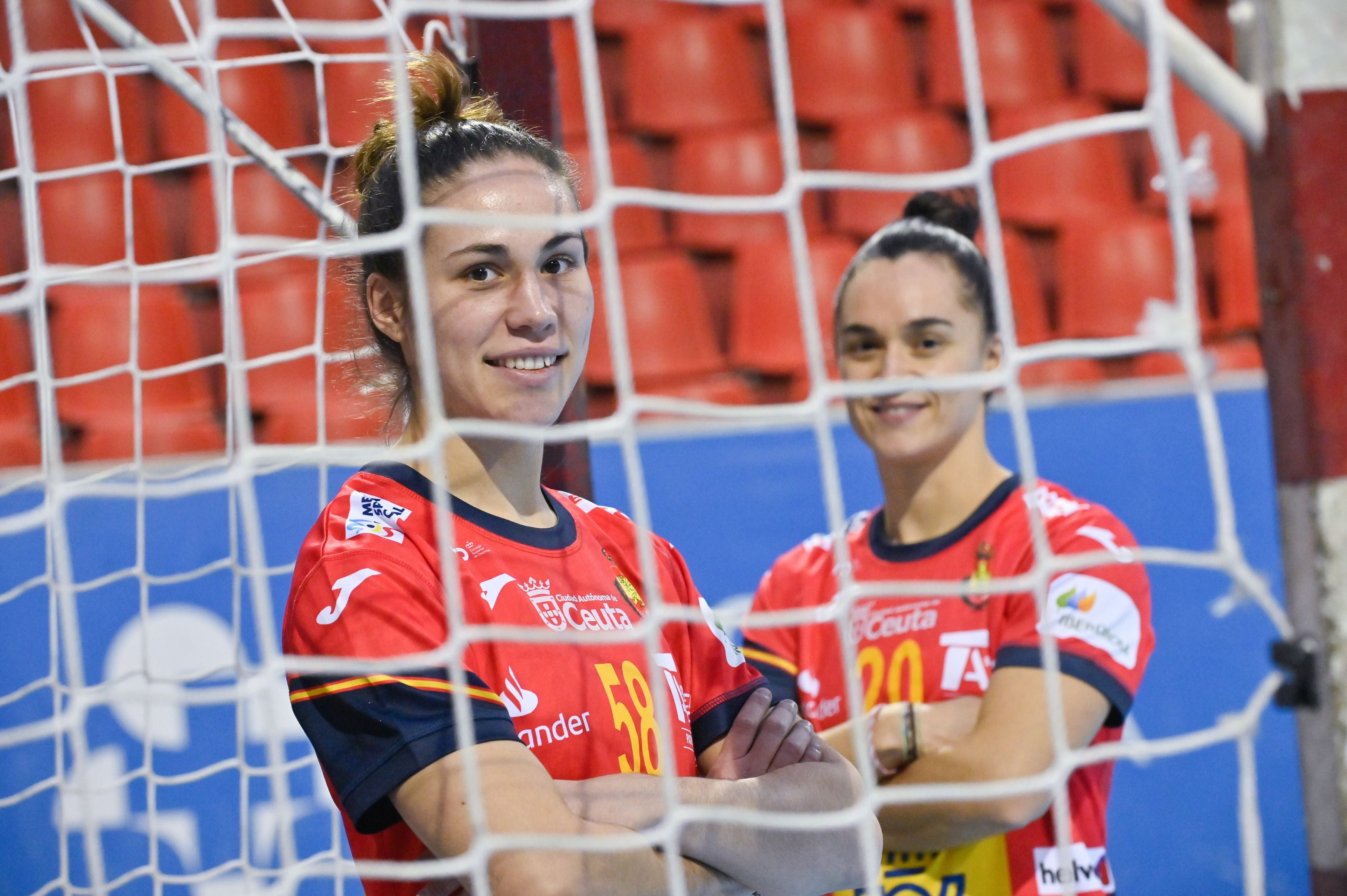 María O'Mullony posa con la camiseta de la selección española de balonmano.