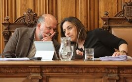 El concejal de Hacienda, Carlos Hernández, y la alcaldesa, Miriam Andrés.