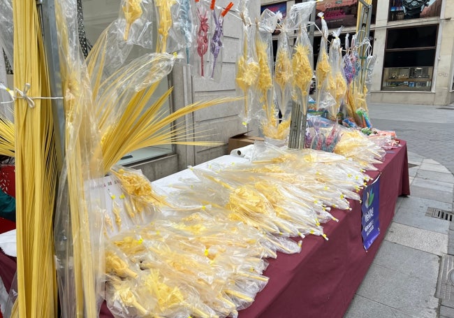 Puesto de palmas para el Domingo de Ramos en la calle Constitución de Valladolid.