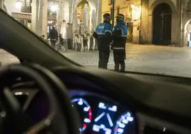 Patrulla de la Policía Local de Segovia en la Plaza Mayor de la ciudad.