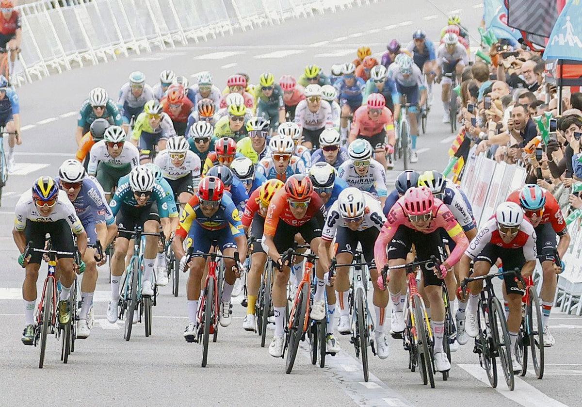 El neerlandés Marijn Van den Berg (tercero por la derecha), en el sprint de Lleida.