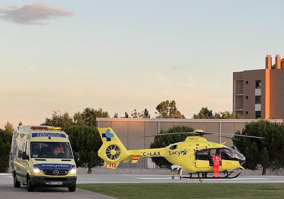 Helicóptero y ambulancia del Sacyl en una imagen de archivo.