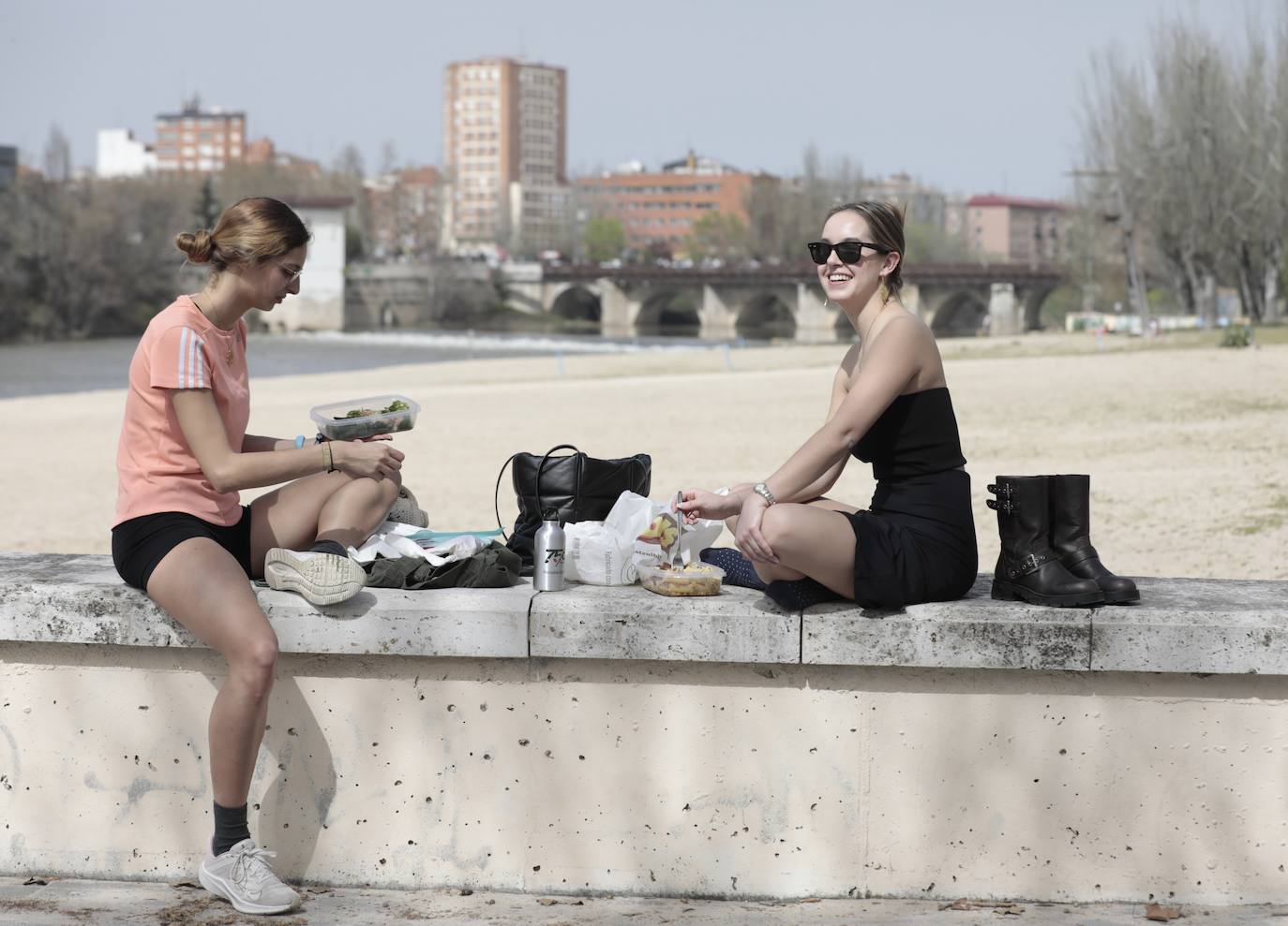 El calor llena Moreras de pícnics improvisados.